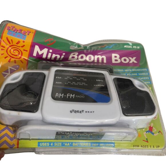 Vintage Street Beat Mini Boom Box Radio PR-18 AM/FM White 1996 New - Picture 3 of 9